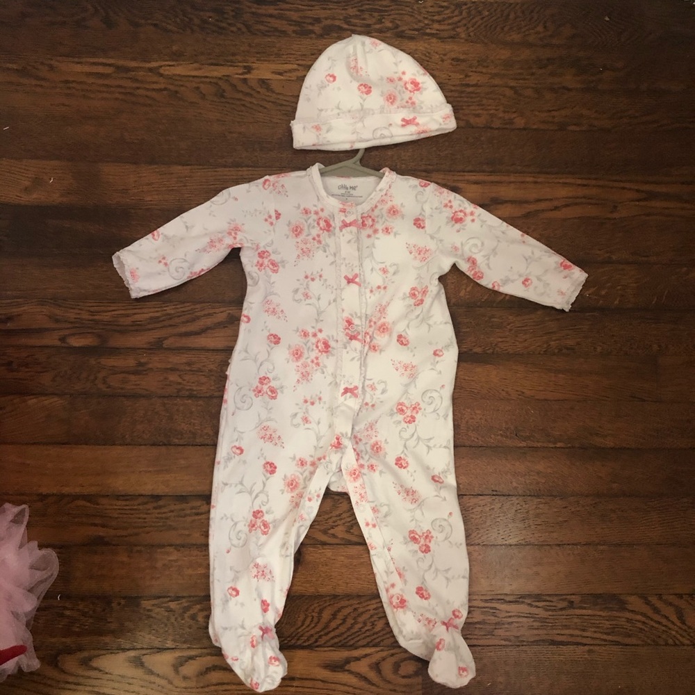 ⭐️TOO CUTE!⭐️ Little Me Floral Footed Onsie & hat